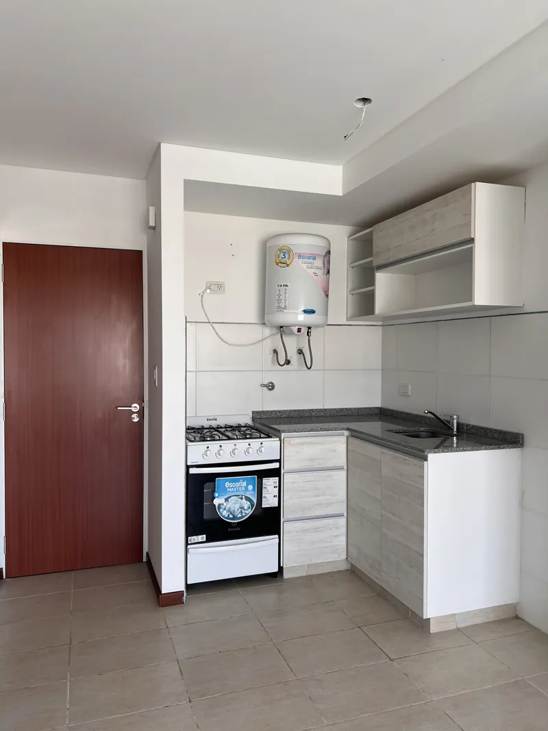 Cocina con anafe, horno y alacenas