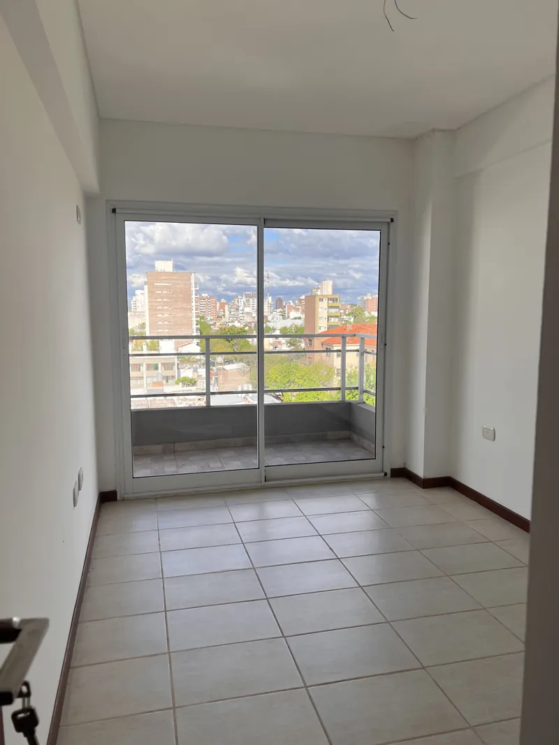 Dormitorio con ventanal al balcón