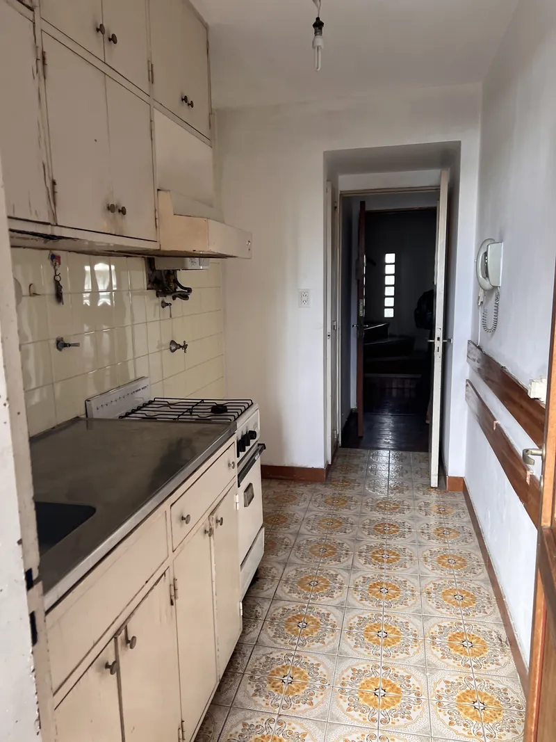 Cocina, vista hacia el pasillo