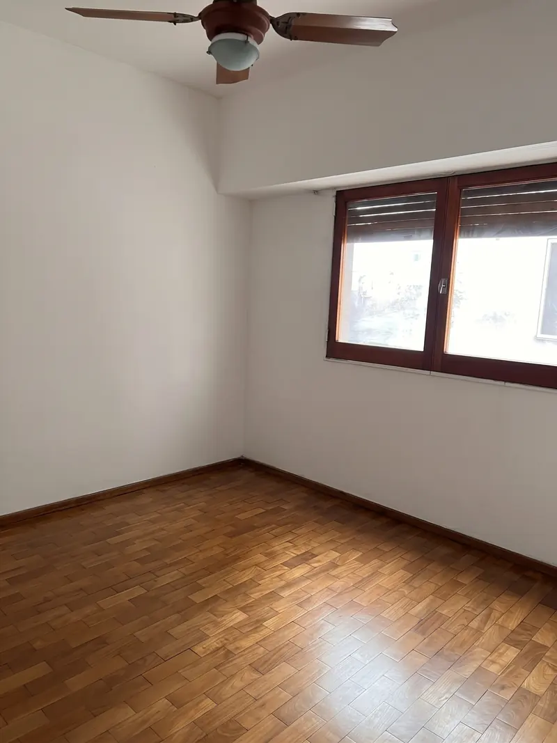 Dormitorio principal con ventana al contrafrente